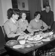1968, Warszawa, Polska.
Poczęstunek z okazji wręczenia dowodów osobistych warszawskim trojaczkom.
Fot. Jarosław Tarań, zbiory Ośrodka KARTA