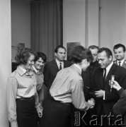 1968, Warszawa, Polska.
Uroczystść wręczenia dowodów osobistych warszawskim trojaczkom.
Fot. Jarosław Tarań, zbiory Ośrodka KARTA