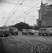 1968, Warszawa, Polska.
Skrzyżowanie ulic Marszałkowskiej z Królewską. Na pierwszym planie samochody i autobus na skrzyżowaniu, w tle Pałac Kultury i Nauki. 
Fot. Jarosław Tarań, zbiory Ośrodka KARTA