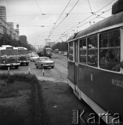 1968, Warszawa, Polska.
Skrzyżowanie ulic Marszałkowskiej z Królewską. Na pierwszym planie ludzie siedzący w tramwaju.
Fot. Jarosław Tarań, zbiory Ośrodka KARTA