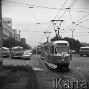 1968, Warszawa, Polska.
Skrzyżowanie ulic Marszałkowskiej z Królewską. Na pierwszym tramwaj jadący w kierunku Żerań FSO, w tle ruch uliczny.
Fot. Jarosław Tarań, zbiory Ośrodka KARTA