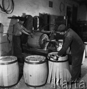 1968, Okocim, woj. tarnowskie, Polska.
Zakłady piwowarskie Okocim. Pracownicy zbijający i szlifujący beczki.
Fot. Jarosław Tarań, zbiory Ośrodka KARTA