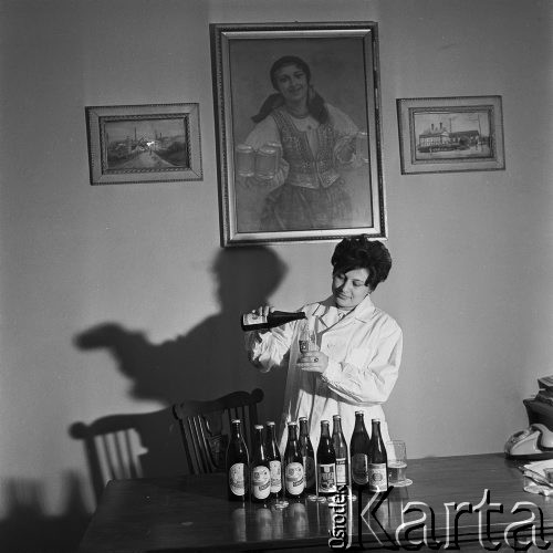 1968, Okocim, woj. tarnowskie, Polska.
Zakłady piwowarskie Okocim. Pracownica demonstrująca piwo.
Fot. Jarosław Tarań, zbiory Ośrodka KARTA