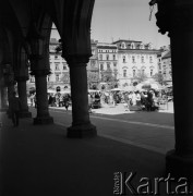 1968, Kraków, Polska.
Widok na Rynek Główny w Krakowie pod arkadami Sukiennic.
Fot. Jarosław Tarań, zbiory Ośrodka KARTA