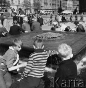 1968, Kraków, Polska.
Rynek Główny w Krakowie, na pierwszym planie dzieci bawiące się przy fontannie, w tle ludzie spacerujący po rynku oraz zabytkowe kamienice.
Fot. Jarosław Tarań, zbiory Ośrodka KARTA