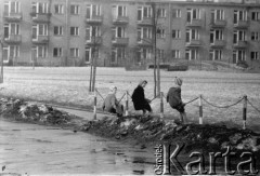 07.03.1963, Warszawa, Polska.
Dzieci huśtające się na ulicznych łancuchach na Ochocie.
Fot. Jarosław Tarań, zbiory Ośrodka KARTA [63-11]


