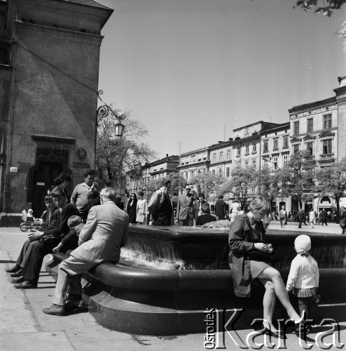 1968, Kraków, Polska.
Rynek Główny w Krakowie. Ludzie odpoczywający przy fontannie.
Fot. Jarosław Tarań, zbiory Ośrodka KARTA