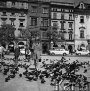 1968, Kraków, Polska.
Rynek Główny w Krakowie. Kobieta wśród gołębi.
Fot. Jarosław Tarań, zbiory Ośrodka KARTA