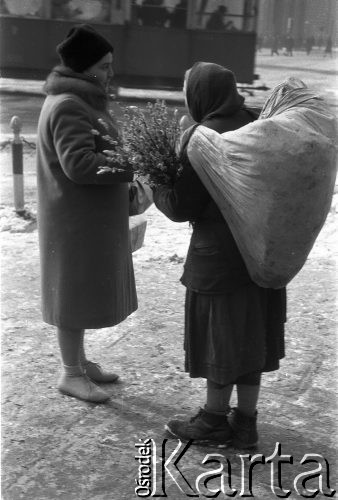 05.02.1963, Warszawa, Polska.
Kobieta handlująca na ulicy baziami.
Fot. Jarosław Tarań, zbiory Ośrodka KARTA [63-40]

