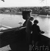 1968, Kraków, Polska.
Turyści podziwiajający widok ze Wzgórza Wawelskiego. W tle żaglówki pływające po Wiśle i pejzaż Krakowa.
Fot. Jarosław Tarań, zbiory Ośrodka KARTA