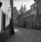 1968, Kraków, Polska.
Widok na jedną z krakowskich wąskich uliczek i otaczające ją zabytkowe kamienice, w tle wieża kościelna.
Fot. Jarosław Tarań, zbiory Ośrodka KARTA