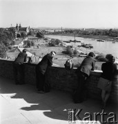 1968, Kraków, Polska.
Turyści podziwiający widok ze Wzgórza Wawelskiego, w tle statki pływające po Wiśle oraz pejzaż Krakowa.
Fot. Jarosław Tarań, zbiory Ośrodka KARTA