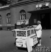 1968, Kraków, Polska.
Sprzedaż obwarzanek za jeden złoty pod Dworcem Głównym w Krakowie. W tle tablica przyjazdów wisząca na budynku dworca.
Fot. Jarosław Tarań, zbiory Ośrodka KARTA