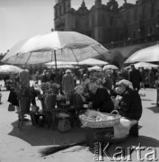 1968, Kraków, Polska.
Przekupki handlujące kwiatami na Rynku Głównym w Krakowie pod Sukiennicami.
Fot. Jarosław Tarań, zbiory Ośrodka KARTA