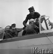 1968, Polska.
Lotnicy w kabinie samolotu podczas Ogólnopolskiego Rajdu Samolotowego.
Fot. Jarosław Tarań, zbiory Ośrodka KARTA