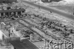Czerwiec 1963, Warszawa, Polska.
Handel w ruinach.
Fot. Jarosław Tarań, zbiory Ośrodka KARTA [63-33]


