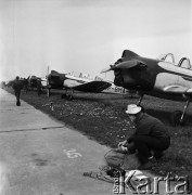 1968, Polska.
Ogólnopolski Rajd Samolotowy. Lotnicy szykujący się do udziału w wyścigu.
Fot. Jarosław Tarań, zbiory Ośrodka KARTA