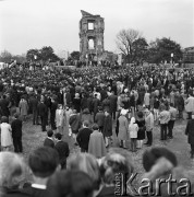 01.05.1968, Warszawa, Polska.
Mieszkańcy Warszawy zgromadzeni na festynie z okazji święta 1 Maja, w tle zespół grający na scenie oraz ruiny Zamku Królewskiego.
Fot. Jarosław Tarań, zbiory Ośrodka KARTA