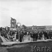 01.05.1968, Warszawa, Polska.
Mieszkańcy Warszawy zgromadzeni na festynie z okazji święta 1 Maja, w tle ruiny Zamku Królewskiego.
Fot. Jarosław Tarań, zbiory Ośrodka KARTA