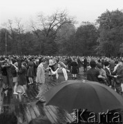 01.05.1968, Warszawa, Polska.
Mieszkańcy Warszawy zgromadzeni na festynie z okazji święta 1 Maja, na pierwszym planie ludzie tańczący w deszczu.
Fot. Jarosław Tarań, zbiory Ośrodka KARTA