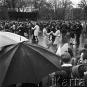 01.05.1968, Warszawa, Polska.
Mieszkańcy Warszawy zgromadzeni na festynie z okazji święta 1 Maja, na pierwszym planie dwie tańczące dziewczyny.
Fot. Jarosław Tarań, zbiory Ośrodka KARTA