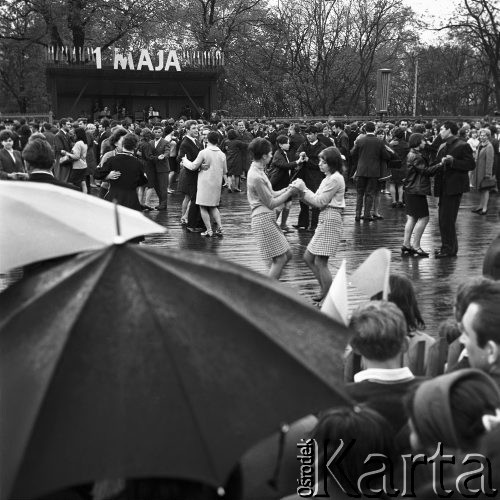01.05.1968, Warszawa, Polska.
Mieszkańcy Warszawy zgromadzeni na festynie z okazji święta 1 Maja, na pierwszym planie dwie tańczące dziewczyny.
Fot. Jarosław Tarań, zbiory Ośrodka KARTA