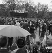 01.05.1968, Warszawa, Polska.
Mieszkańcy Warszawy tańczący na festynie w Łazienkach Królewskich, zorganizowanym z okazji święta 1 Maja.
Fot. Jarosław Tarań, zbiory Ośrodka KARTA