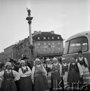 01.05.1968, Warszawa, Polska.
Kobiety w strojach ludowych stojące pod Kolumną Zygmunta III Wazy na Placu Zamkowym w Warszawie z okazji uroczystości 1 Maja, w tle zabytkowe kamienice.
Fot. Jarosław Tarań, zbiory Ośrodka KARTA