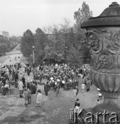 01.05.1968, Warszawa, Polska.
Widok z balkonu na ludzi zgromadzonych na koncercie orkiestry dętej z okazji święta 1 Maja.
Fot. Jarosław Tarań, zbiory Ośrodka KARTA