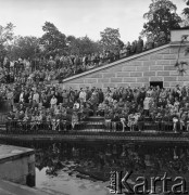 01.05.1968, Warszawa, Polska.
Święto 1 Maja. Widownia zgromadzona na koncercie orkiestry dętej w 