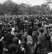 01.05.1968, Warszawa, Polska.
Mieszkańcy Warszawy tańczący na festynie w Łazienkach Królewskich, zorganizowanym z okazji święta 1 Maja.
Fot. Jarosław Tarań, zbiory Ośrodka KARTA