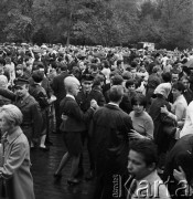 01.05.1968, Warszawa, Polska.
Mieszkańcy Warszawy tańczący na festynie w Łazienkach Królewskich, pośród nich żołnierze Wojska Polskiego, zorganizowanym z okazji święta 1 Maja.
Fot. Jarosław Tarań, zbiory Ośrodka KARTA