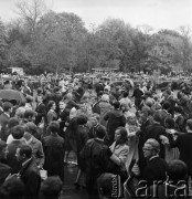 01.05.1968, Warszawa, Polska.
Mieszkańcy Warszawy tańczący na festynie w Łazienkach Królewskich, zorganizowanym z okazji święta 1 Maja.
Fot. Jarosław Tarań, zbiory Ośrodka KARTA