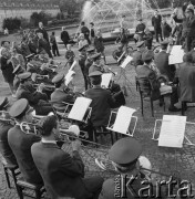 01.05.1968, Warszawa, Polska.
Koncert orkiestry dętej w Łazienkach Królewskich przy fontannie z okazji święta 1 Maja, wokół zgromadzona widownia.
Fot. Jarosław Tarań, zbiory Ośrodka KARTA