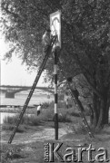 Maj 1963, Warszawa, Polska.
Początek sezonu nad Wisłą. Odnawianie znaku 