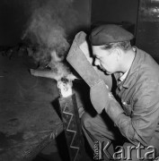 1968, Warszawa, Polska.
Warszawska Fabryka Obrabiarek na terenie dzielnicy Włochy. Pracownik spawający na hali produkcyjnej.
Fot. Jarosław Tarań, zbiory Ośrodka KARTA