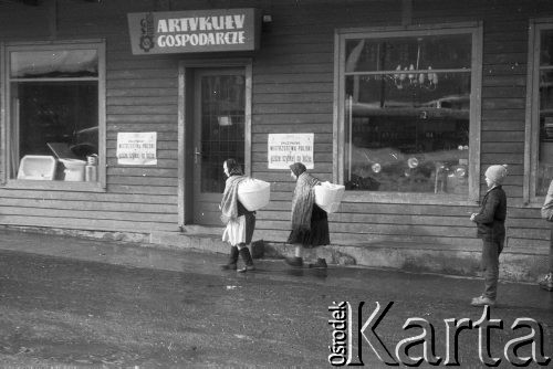 Marzec 1963, Zakopane, Polska.
Przechodnie na ulicy pod sklepem GS-u.
Fot. Jarosław Tarań, zbiory Ośrodka KARTA [63-31]


