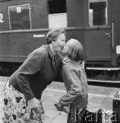 1968, Katowice, Polska.
Matka witająca powracające dziecko z kolonii  na peronie Dworca Głównego w Katowicach, w tle stojący pociąg na torach.
Fot. Jarosław Tarań, zbiory Ośrodka KARTA