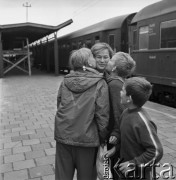 1968, Katowice, Polska.
Matka witająca powracające dzieci z kolonii  na peronie Dworca Głównego w Katowicach, w tle stojący pociąg na torach.
Fot. Jarosław Tarań, zbiory Ośrodka KARTA