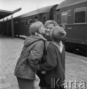 1968, Katowice, Polska.
Matka witająca powracające dzieci z kolonii  na peronie Dworca Głównego w Katowicach, w tle stojący pociąg na torach.
Fot. Jarosław Tarań, zbiory Ośrodka KARTA