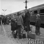 1968, Katowice, Polska.
Dzieci wyglądające rodziców z powrotu z kolonii na Dworcu Głównym w Katowicach, w tle pociąg stojący na torach.
Fot. Jarosław Tarań, zbiory Ośrodka KARTA