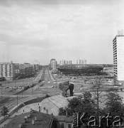 1968, Katowice, Polska.
Widok na centrum w Katowicach, na pierwszym planie Pomnik Powstańców Śląskich, w tle Spodek.
Fot. Jarosław Tarań, zbiory Ośrodka KARTA