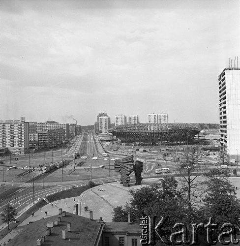 1968, Katowice, Polska.
Widok na centrum w Katowicach, na pierwszym planie Pomnik Powstańców Śląskich, w tle Spodek.
Fot. Jarosław Tarań, zbiory Ośrodka KARTA