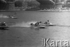 Czerwiec 1963, Warszawa, Polska.
Międzynarodowe zawody motorowodniackie na Wiśle.
Fot. Jarosław Tarań, zbiory Ośrodka KARTA [63-18]

