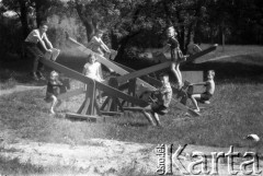 Maj 1963, Warszawa, Polska.
Początek sezonu nad Wisłą. Dzieci bawiące się na huśtawce. 
Fot. Jarosław Tarań, zbiory Ośrodka KARTA [63-32]

