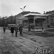 1968, Warszawa, Polska.
Mieszkańcy stolicy przechodzący przez Plac Narutowicza, obok kobieta kupująca w kiosku Ruchu.
Fot. Jarosław Tarań, zbiory Ośrodka KARTA  
