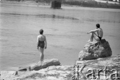 Maj 1963, Warszawa, Polska.
Początek sezonu letniego nad Wisłą. Dwoje plażowiczów nad wodą.
Fot. Jarosław Tarań, zbiory Ośrodka KARTA [63-32]

