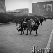 Listopad, 1968, Warszawa, Polska.
Propagandowe dekoracje na V Zjazd Polskiej Zjednoczonej Partii Robotniczej. Na pierwszym planie kobiety wracające z zakupów, w tle Domy Towarowe 