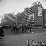 Listopad, 1968, Warszawa, Polska.
Propagandowe dekoracje na V Zjazd Polskiej Zjednoczonej Partii Robotniczej. Na pierwszym planie mieszkańcy Warszawy przechodzący przez pasy na skrzyżowaniu ulic Marszałkowskiej z Alejami Jerozolimskimi, w tle budynek hotelu 