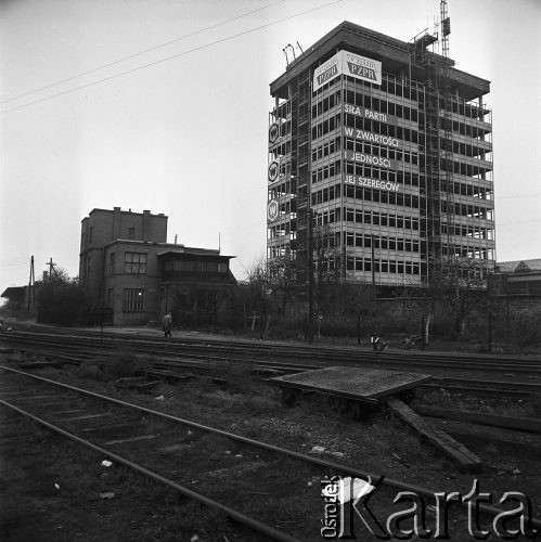 Listopad, 1968, Warszawa, Polska.
Propagandowe dekoracje na V Zjazd Polskiej Zjednoczonej Partii Robotniczej. Na pierwszym planie nowo budowany budynek z hasłami: 